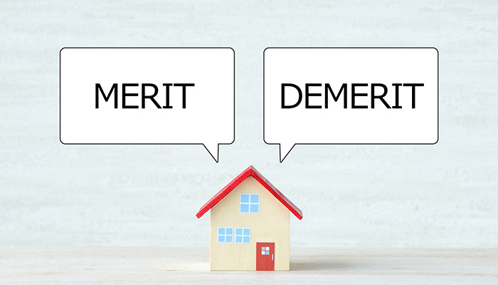 家の模型からMERIT、DEMERITの吹き出しがでている様子